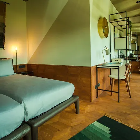 Hotel V Fizeaustraat 4*