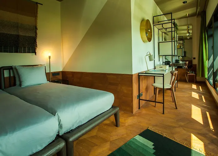 Hotel V Fizeaustraat 4*